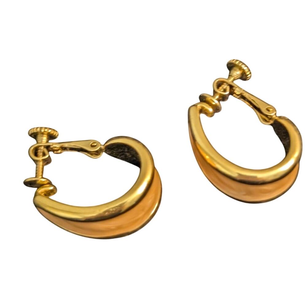 Vintage Signed Napier Peach Swirl Enamel Gold Tone Screw On Half Hoop Earrings